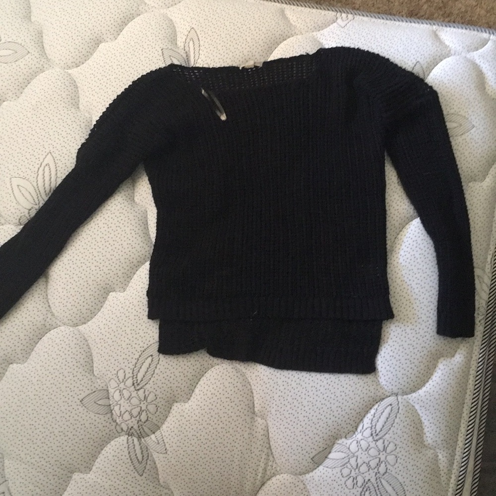 Long sleeved knitted sweater